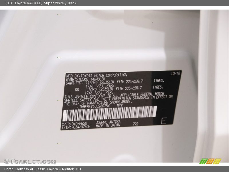 Super White / Black 2018 Toyota RAV4 LE