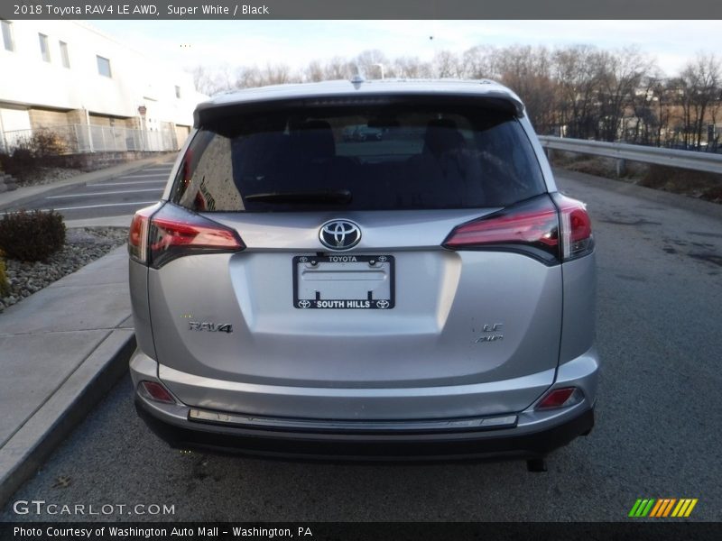 Super White / Black 2018 Toyota RAV4 LE AWD