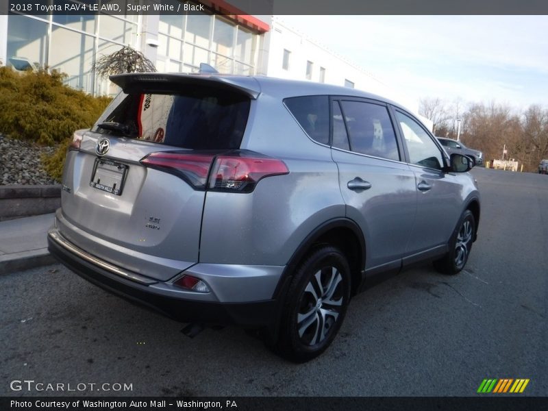Super White / Black 2018 Toyota RAV4 LE AWD