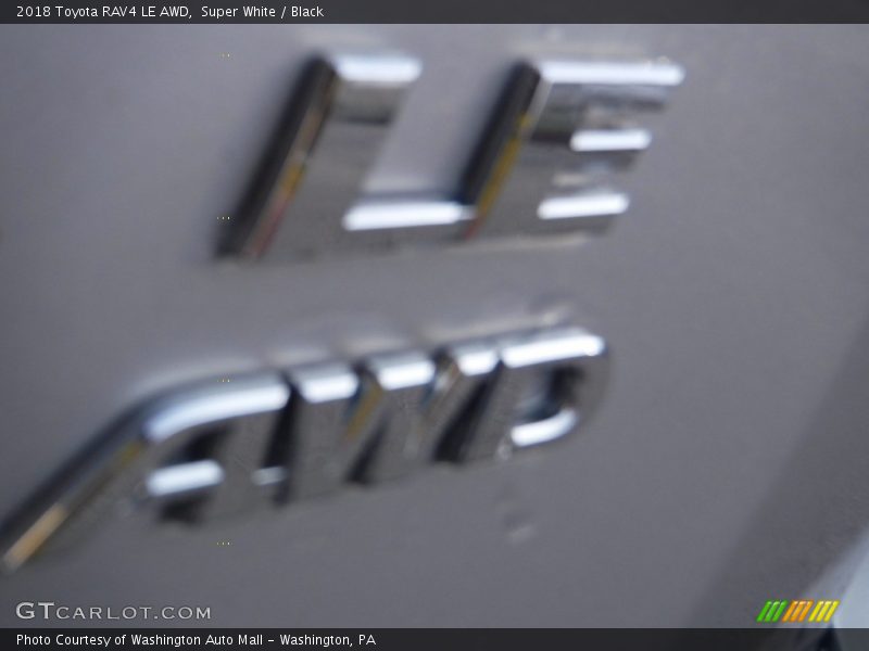 Super White / Black 2018 Toyota RAV4 LE AWD
