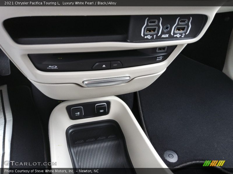 Luxury White Pearl / Black/Alloy 2021 Chrysler Pacifica Touring L