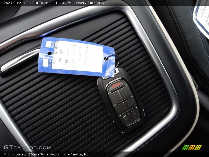Luxury White Pearl / Black/Alloy 2021 Chrysler Pacifica Touring L