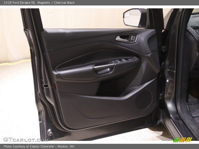 Magnetic / Charcoal Black 2018 Ford Escape SE