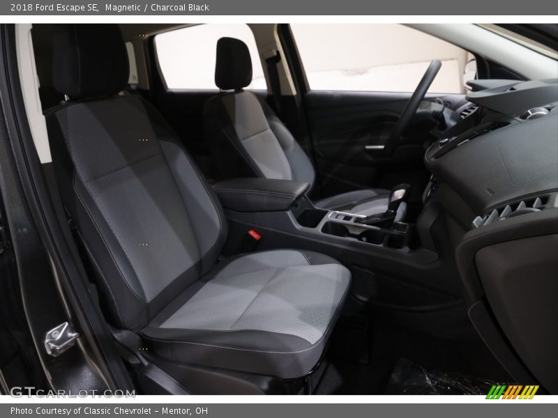 Magnetic / Charcoal Black 2018 Ford Escape SE