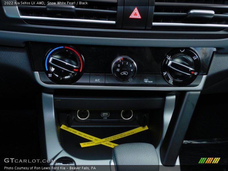 Snow White Pearl / Black 2022 Kia Seltos LX AWD