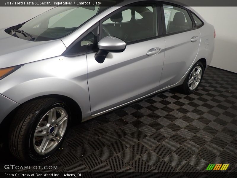 Ingot Silver / Charcoal Black 2017 Ford Fiesta SE Sedan