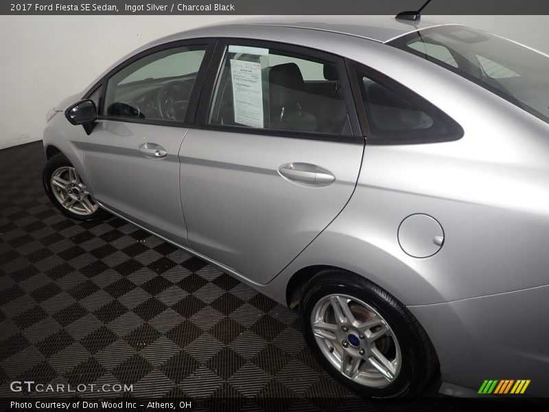 Ingot Silver / Charcoal Black 2017 Ford Fiesta SE Sedan