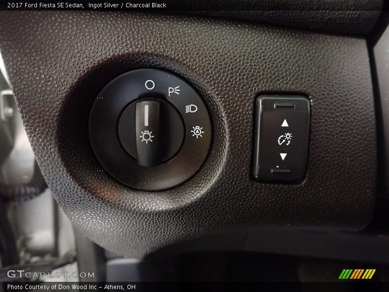 Ingot Silver / Charcoal Black 2017 Ford Fiesta SE Sedan