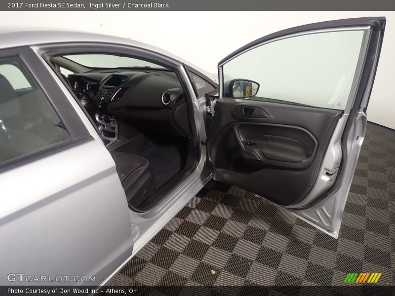 Ingot Silver / Charcoal Black 2017 Ford Fiesta SE Sedan