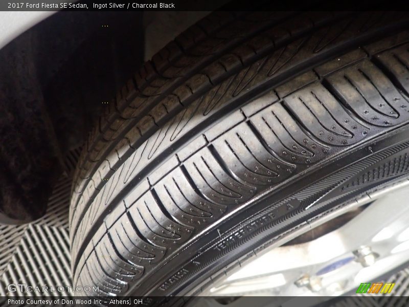 Ingot Silver / Charcoal Black 2017 Ford Fiesta SE Sedan