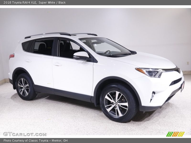 Super White / Black 2018 Toyota RAV4 XLE