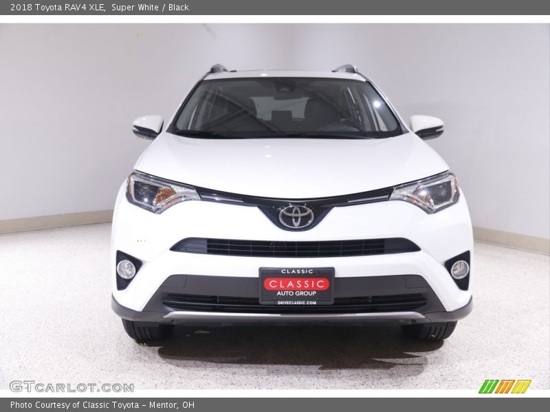 Super White / Black 2018 Toyota RAV4 XLE