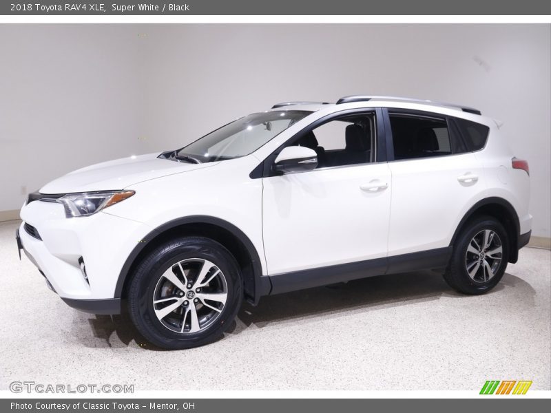 Super White / Black 2018 Toyota RAV4 XLE
