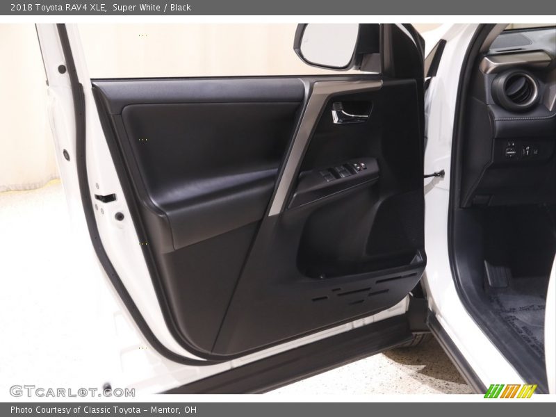 Super White / Black 2018 Toyota RAV4 XLE