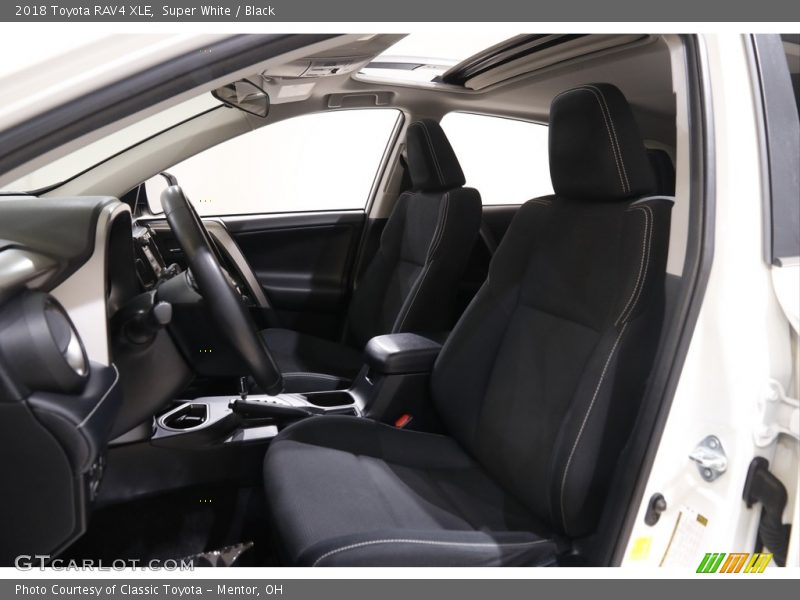 Super White / Black 2018 Toyota RAV4 XLE
