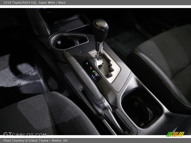 Super White / Black 2018 Toyota RAV4 XLE