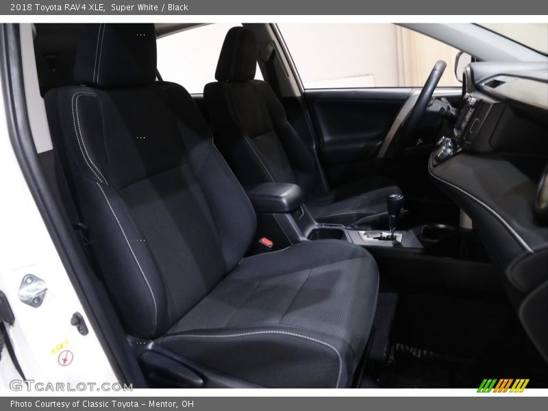 Super White / Black 2018 Toyota RAV4 XLE