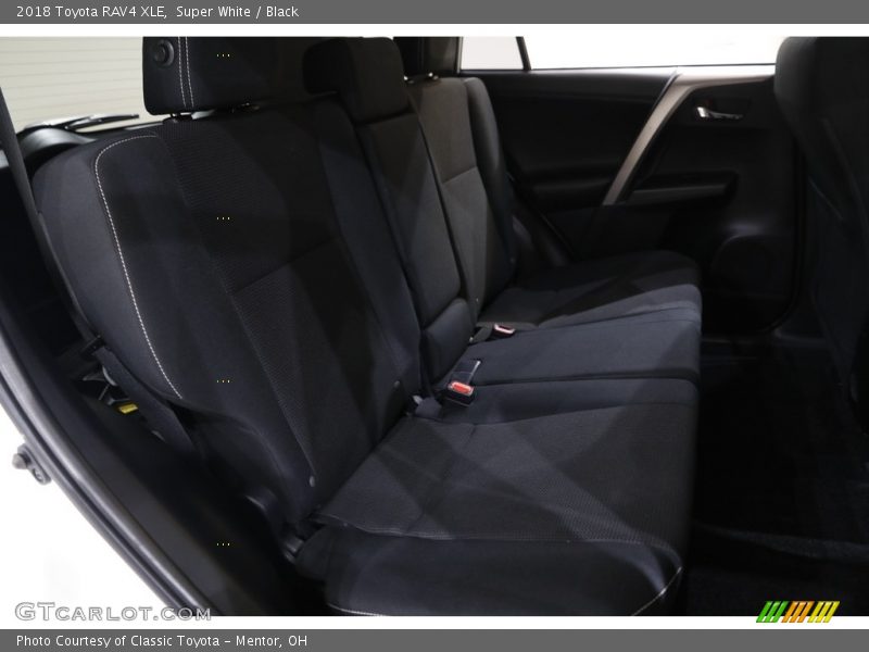 Super White / Black 2018 Toyota RAV4 XLE