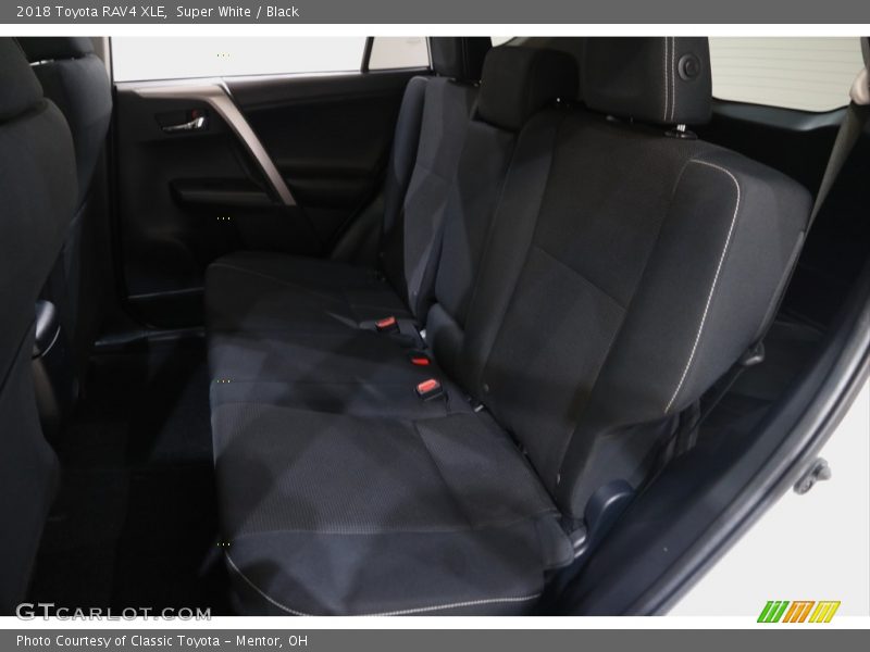 Super White / Black 2018 Toyota RAV4 XLE