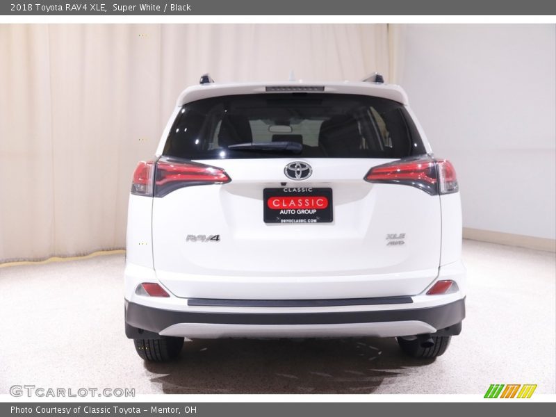 Super White / Black 2018 Toyota RAV4 XLE
