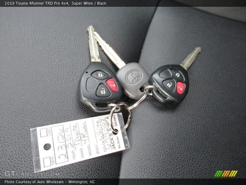Super White / Black 2019 Toyota 4Runner TRD Pro 4x4