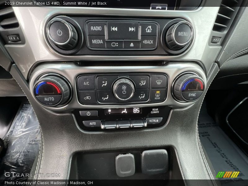 Summit White / Jet Black 2019 Chevrolet Tahoe LS 4WD