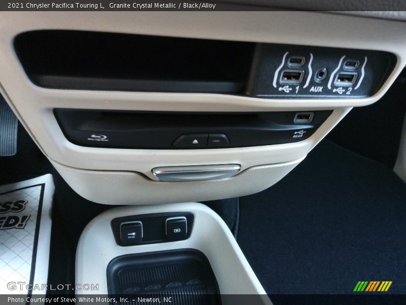 Granite Crystal Metallic / Black/Alloy 2021 Chrysler Pacifica Touring L