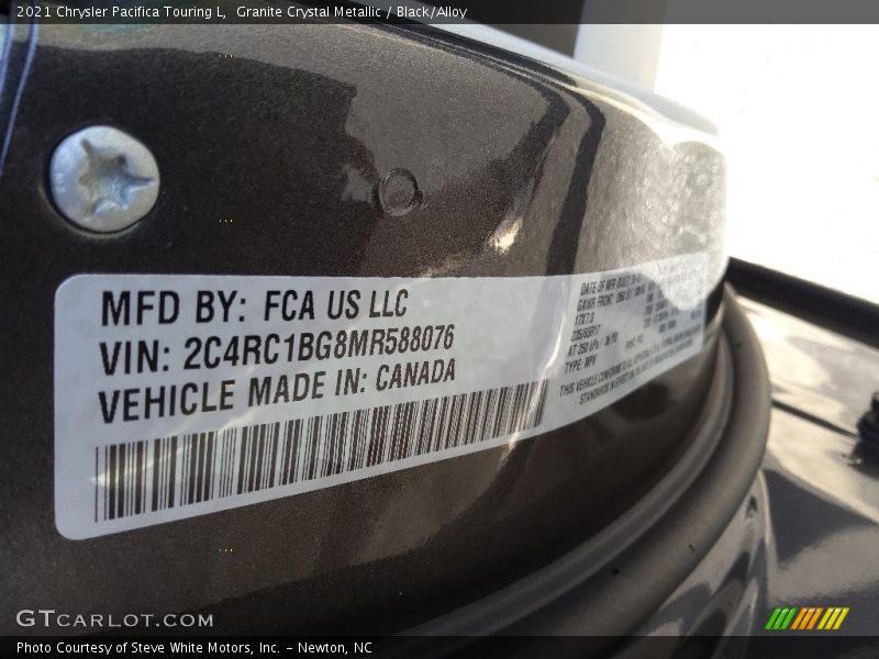Granite Crystal Metallic / Black/Alloy 2021 Chrysler Pacifica Touring L
