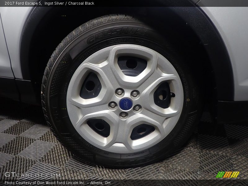 Ingot Silver / Charcoal Black 2017 Ford Escape S