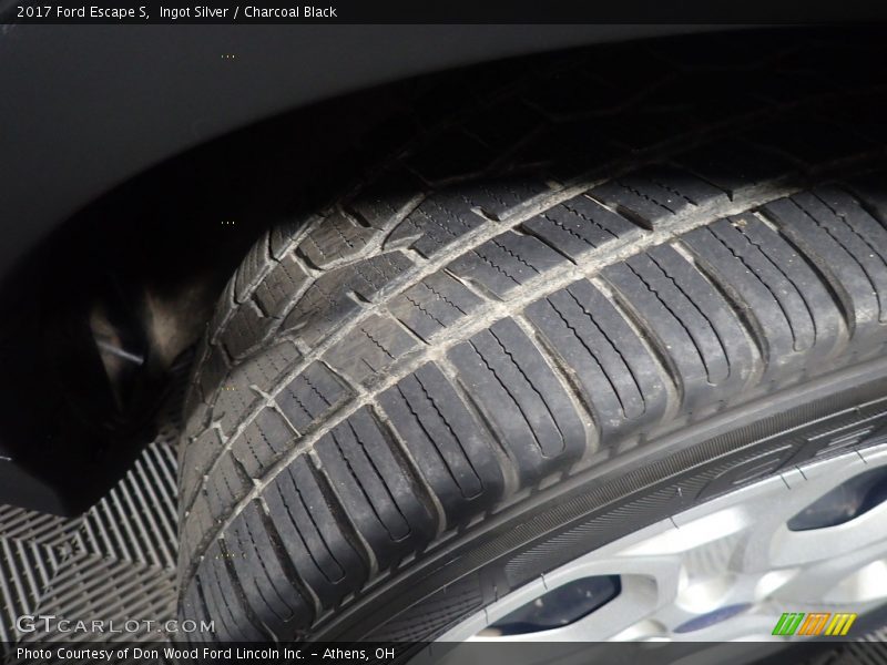 Ingot Silver / Charcoal Black 2017 Ford Escape S