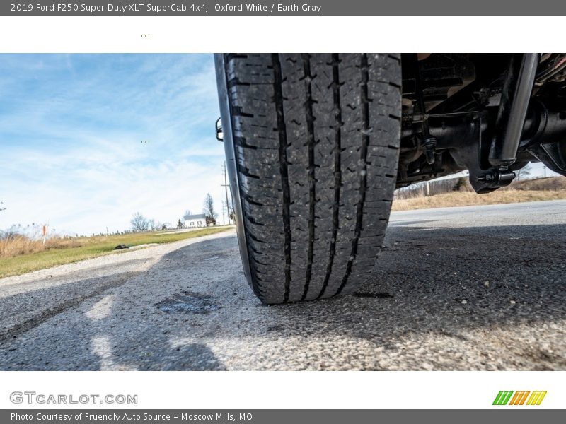 Oxford White / Earth Gray 2019 Ford F250 Super Duty XLT SuperCab 4x4