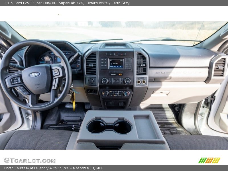 Oxford White / Earth Gray 2019 Ford F250 Super Duty XLT SuperCab 4x4