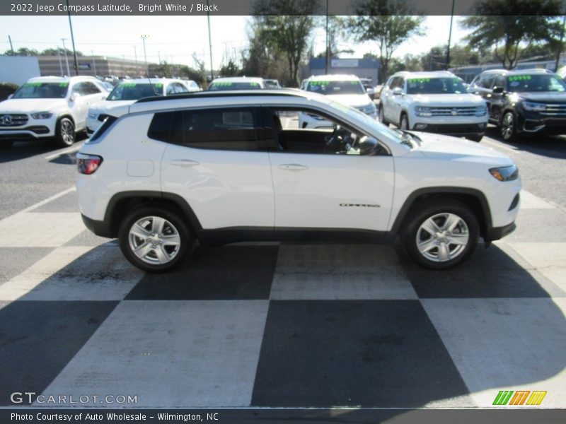 Bright White / Black 2022 Jeep Compass Latitude