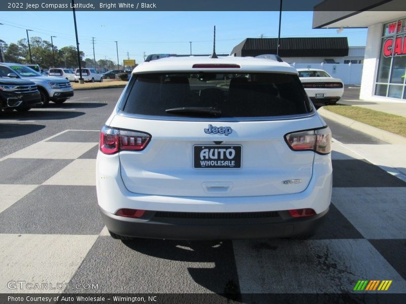 Bright White / Black 2022 Jeep Compass Latitude