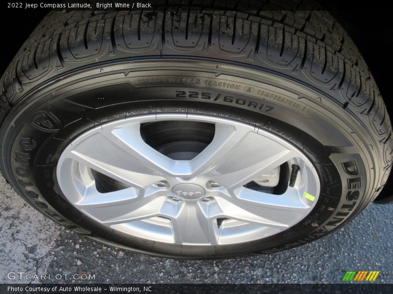 Bright White / Black 2022 Jeep Compass Latitude