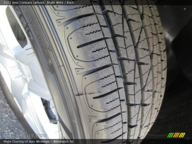 Bright White / Black 2022 Jeep Compass Latitude