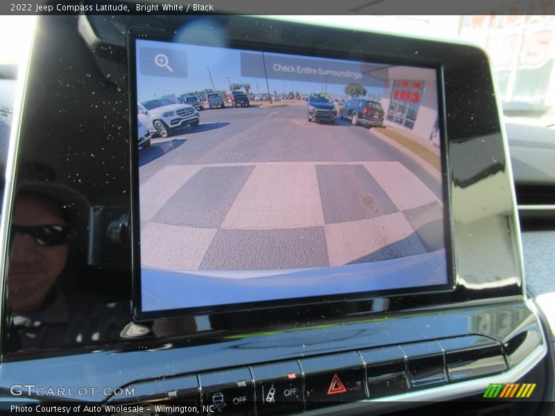Bright White / Black 2022 Jeep Compass Latitude