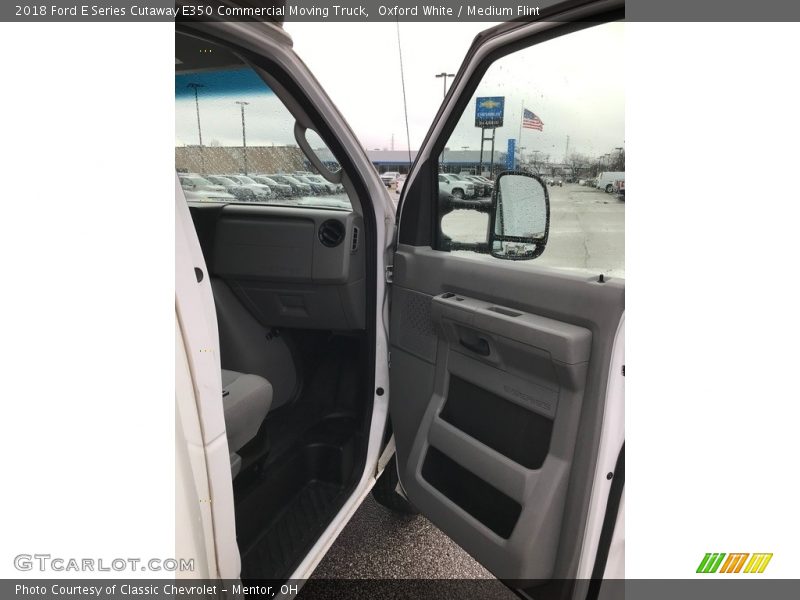 Oxford White / Medium Flint 2018 Ford E Series Cutaway E350 Commercial Moving Truck