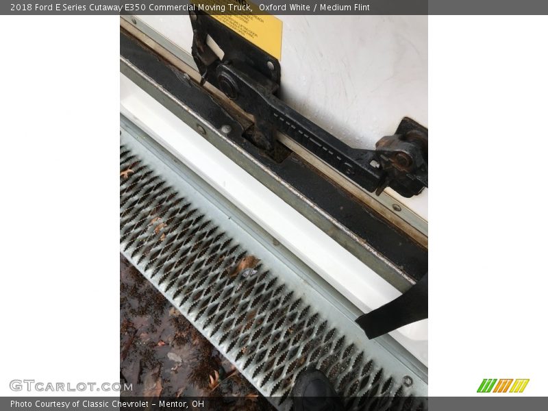 Oxford White / Medium Flint 2018 Ford E Series Cutaway E350 Commercial Moving Truck