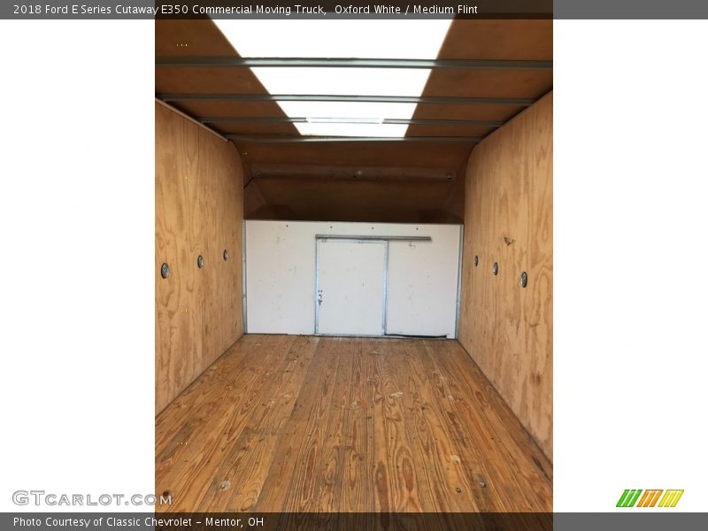 Oxford White / Medium Flint 2018 Ford E Series Cutaway E350 Commercial Moving Truck