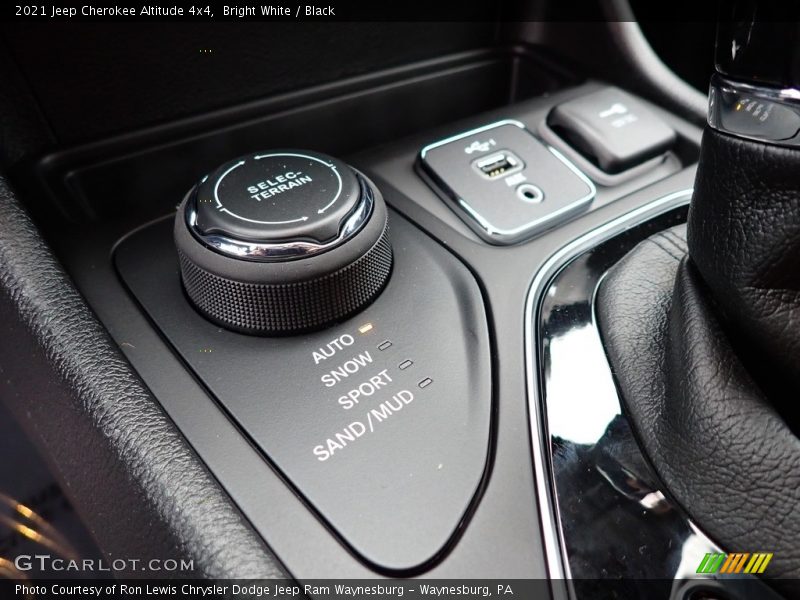 Bright White / Black 2021 Jeep Cherokee Altitude 4x4