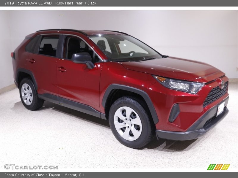 Front 3/4 View of 2019 RAV4 LE AWD