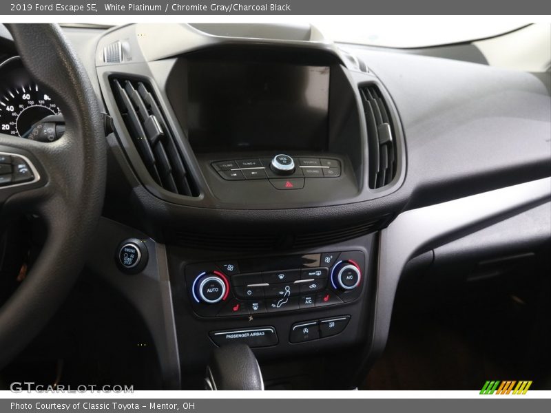 White Platinum / Chromite Gray/Charcoal Black 2019 Ford Escape SE