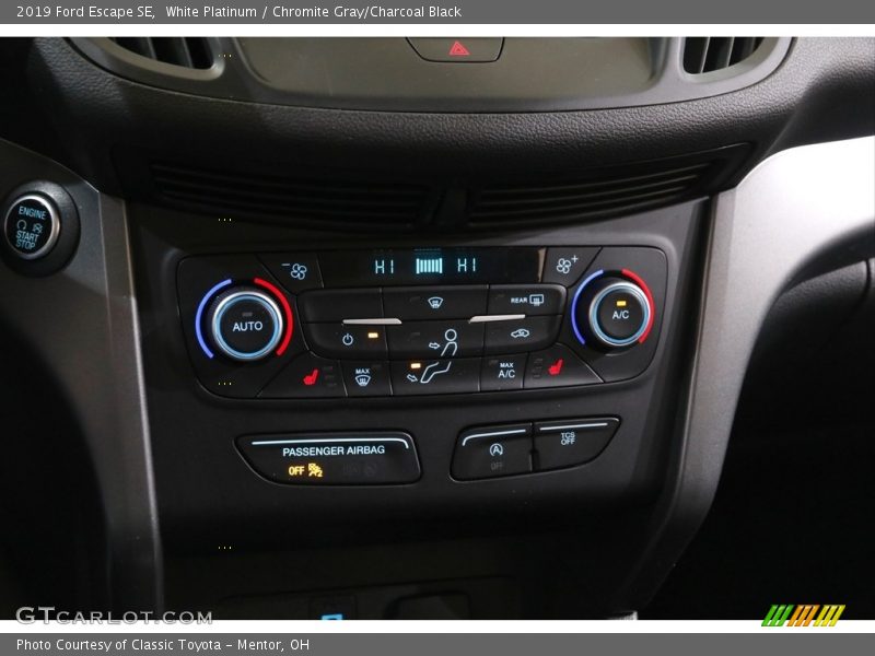 White Platinum / Chromite Gray/Charcoal Black 2019 Ford Escape SE