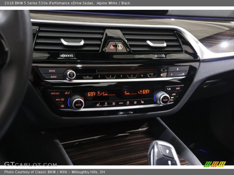 Alpine White / Black 2018 BMW 5 Series 530e iPerfomance xDrive Sedan
