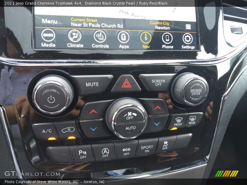 Controls of 2021 Grand Cherokee Trailhawk 4x4