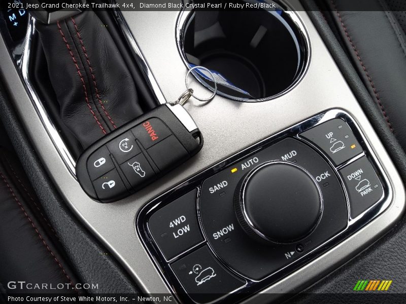Controls of 2021 Grand Cherokee Trailhawk 4x4
