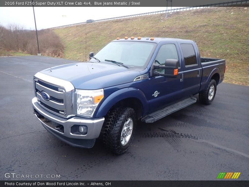 Front 3/4 View of 2016 F250 Super Duty XLT Crew Cab 4x4