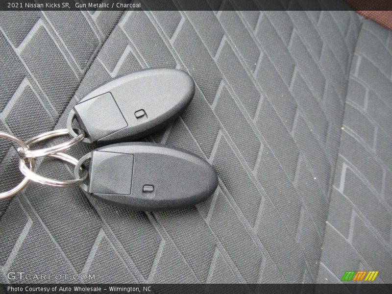 Gun Metallic / Charcoal 2021 Nissan Kicks SR