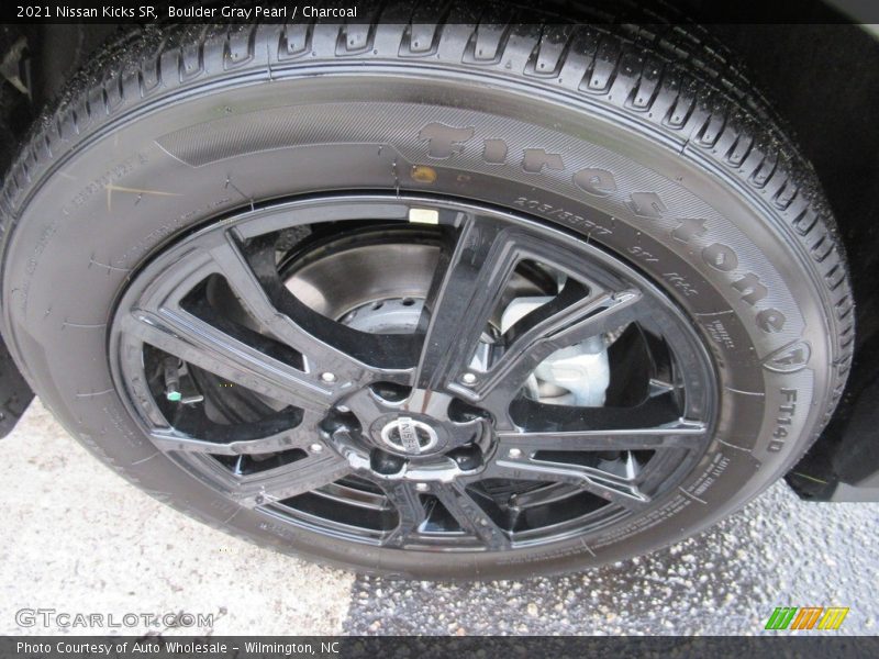 Boulder Gray Pearl / Charcoal 2021 Nissan Kicks SR